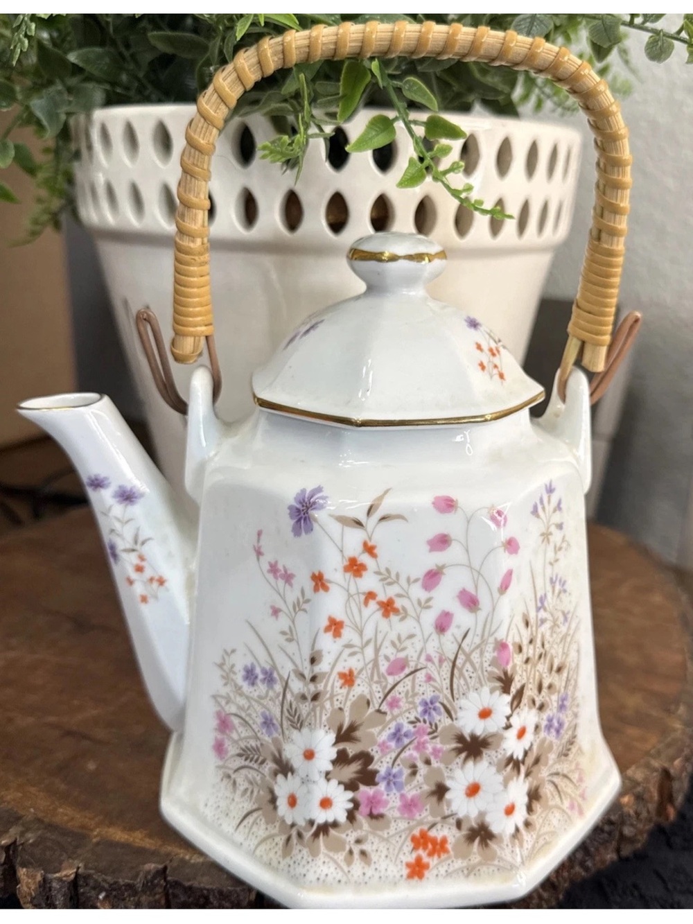 Vtg Teapot W/Lid Japan
WILDFLOWERS Rattan Handles Gold Gild Trim 1960 Excellent